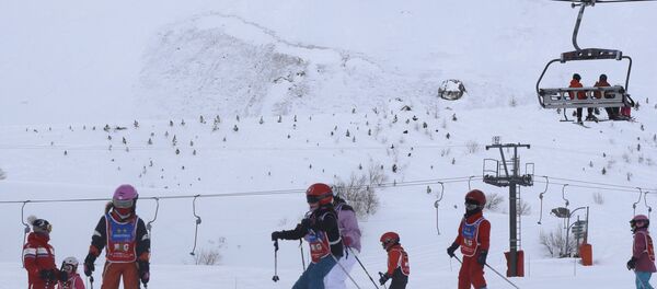 Tourists ski next to the site of an avalanche at Lavachet Wall in Tignes, France, Tuesday, Feb.14, 2017. - Sputnik International