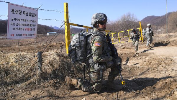 US soldiers take a position during their drill at a military training field in the border city of Paju on March 7, 2017. The US military has begun deploying the THAAD anti-ballistic missile defense system to South Korea, US Pacific Command said, with its first elements arriving on March 6, to protect against threats from North Korea - Sputnik International