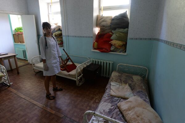 A ward in Gorlovka's hospital where windows are protceted with pillows during artillery shelling of the city by the Ukrainian Army - Sputnik International