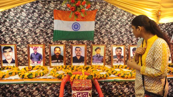 Indian people pay tribute to 18 martyred Indian soldiers, who were killed in a militant attack in Uri near the Line of Control (LoC) on 18 September, at a Durga Puja Panda Shastri Nagar in Allahabad on October 9, 2016 - Sputnik International