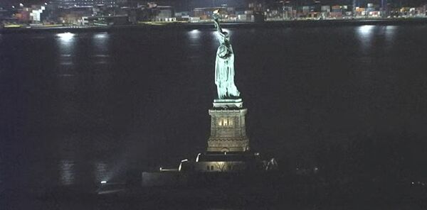 The Statue of Liberty, shortly after the blackout ended - Sputnik International
