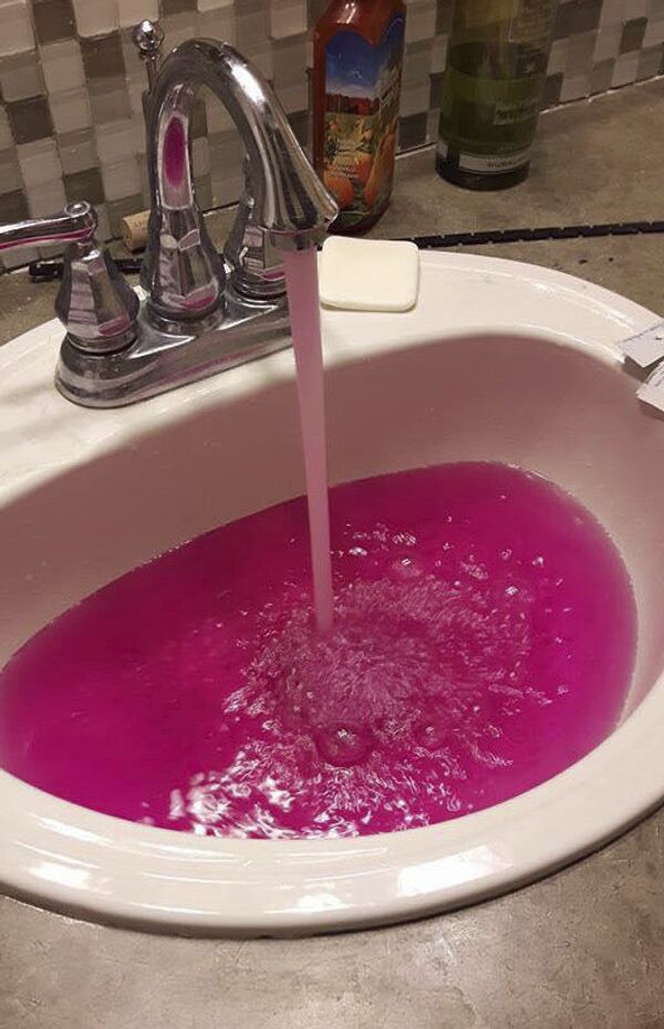 Water in Onoway, Alberta Canada was dyed pink by the treatment chemical potassium permanganate. Water in Onoway, Alberta Canada was dyed pink by the treatment chemical potassium permanganate. - Sputnik International