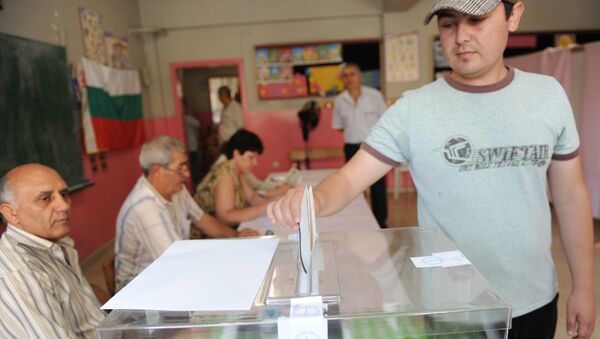 An Bulgarian man casts his vote during the Bulgarian general elections at a polling station in istanbul (File) - Sputnik International