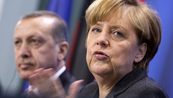 German Chancellor Angela Merkel, right, and Turkey's Prime Minister Recep Tayyip Erdogan, left (AP Photo/Axel Schmidt) - Sputnik International