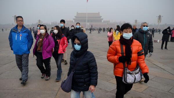 A group of people wearing masks visit Tiananmen Square in Beijing on December 21, 2016 - Sputnik International