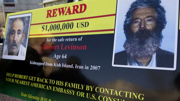 FBI poster showing a composite image of former FBI agent Robert Levinson, right, of how he would look like now after five years in captivity, and an image, left, taken from the video, released by his kidnappers, in Washington during a news conference - Sputnik International