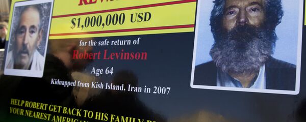FBI poster showing a composite image of former FBI agent Robert Levinson, right, of how he would look like now after five years in captivity, and an image, left, taken from the video, released by his kidnappers, in Washington during a news conference FBI poster showing a composite image of former FBI agent Robert Levinson, right, of how he would look like now after five years in captivity, and an image, left, taken from the video, released by his kidnappers, in Washington during a news conference - Sputnik International