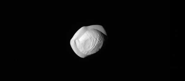 Cassini Reveals Strange Shape of Saturn's Moon Pan - Sputnik International