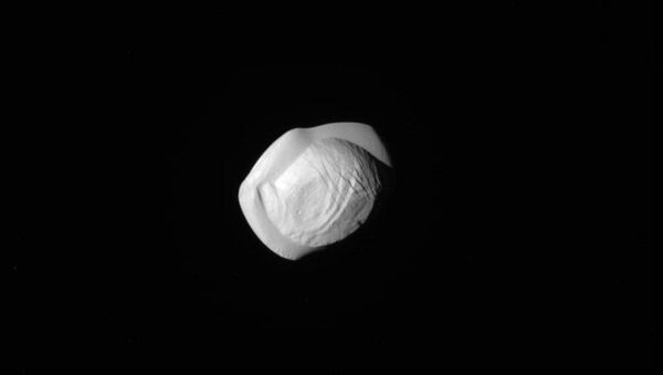 Cassini Reveals Strange Shape of Saturn's Moon Pan - Sputnik International
