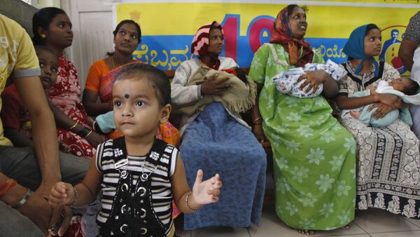 Mothers wait with their new born babies to have them polio vaccine drops administered at a government-run maternity home in Bangalore, India (File) - Sputnik International