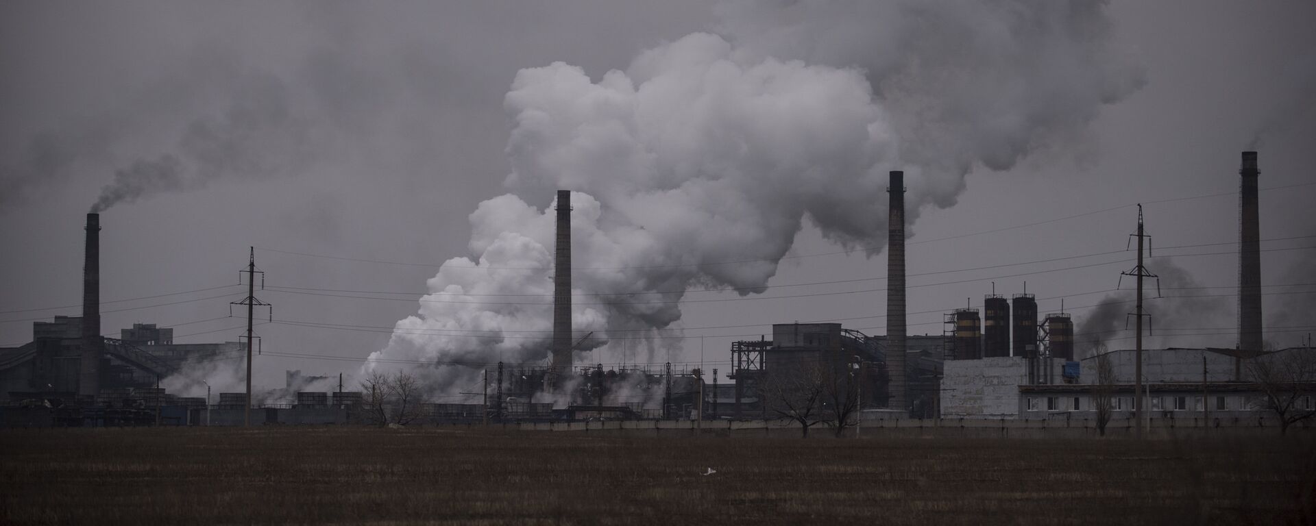 Smoke rises from the chemical plant in Avdiivka, eastern Ukraine (File) - Sputnik International, 1920, 08.04.2022