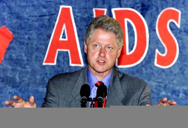US President Bill Clinton talks about Aids in Africa and Nigeria at the National Center for Women Development with Nigerian President Olusegun Obasanjo 27 August 2000 in Abuja, Nigeria US President Bill Clinton talks about Aids in Africa and Nigeria at the National Center for Women Development with Nigerian President Olusegun Obasanjo 27 August 2000 in Abuja, Nigeria - Sputnik International