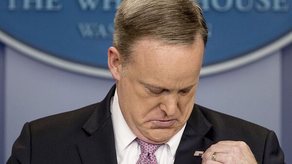 White House Press Secretary Sean Spicer speaks to media while his American flag lapel pin is upside down - Sputnik International