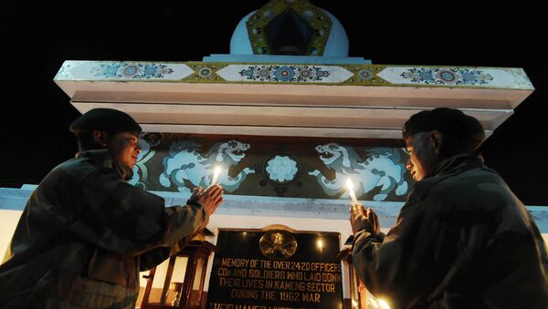 Indian Army personnel light candles in memory of those soldiers who sacrificed their lives in the 1962 Indo-China war at the Tawang War Memorial in Arunachal Pradesh - Sputnik International