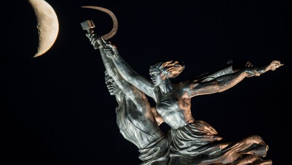 Worker and Collective Farm Woman monument and waxing moon in Moscow - Sputnik International