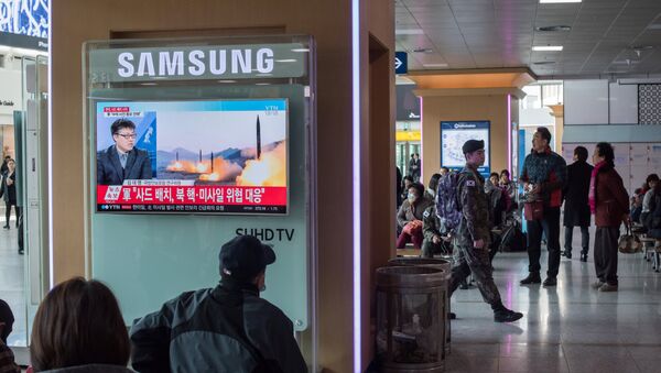 A television screen shows news coverage of a North Korean rocket launch at Seoul station on March 7, 2017 - Sputnik International