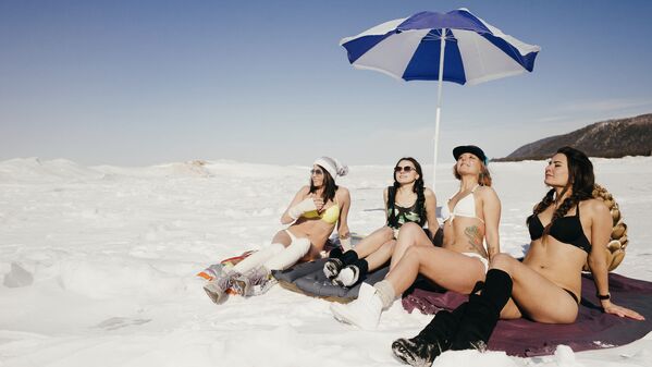 Meanwhile in Russia: Bikini Party at Frozen Lake Baikal - Sputnik International
