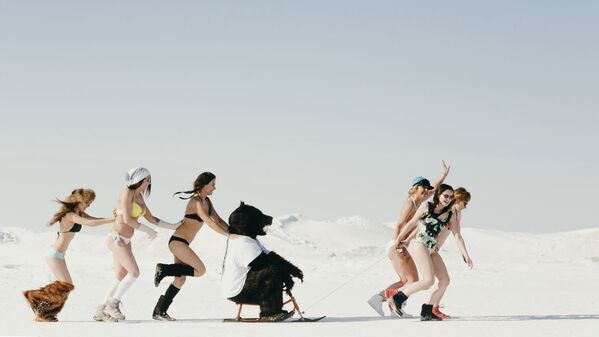Meanwhile in Russia: Bikini Party at Frozen Lake Baikal - Sputnik International