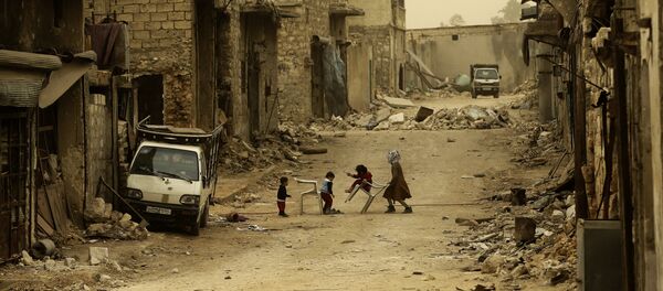 Syrians children play during a sandstorm in the once rebel held Karm al-Jabal neighbourhood in the northern city of Aleppo on March 10, 2017 - Sputnik International