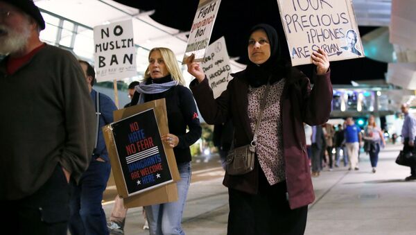 Protesters chant during a rally against the travel ban at San Diego International Airport on March 6, 2017 in San Diego, California - Sputnik International