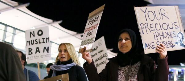 Protesters chant during a rally against the travel ban at San Diego International Airport on March 6, 2017 in San Diego, California Protesters chant during a rally against the travel ban at San Diego International Airport on March 6, 2017 in San Diego, California - Sputnik International