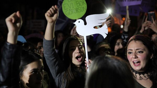 Greek Cypriots and Turkish Cypriots participate in a peace rally marking the international Women's Day inside the UN-controlled buffer zone of Nicosia, Cyprus March 8, 2017 - Sputnik International