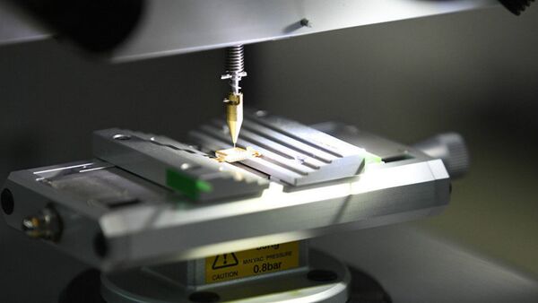 Chip being tested for defects at the Zelenograd Nanotechnology Center - Sputnik International