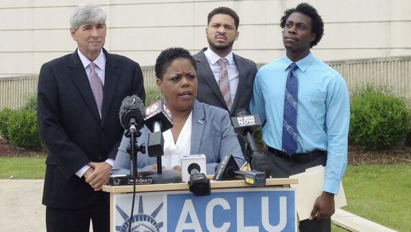 FILE - In this Monday, May 9, 2016 file photo, Jennifer Riley-Collins, executive director of the American Civil Liberties Union of Mississippi, center, speaks in Jackson, Miss., about a lawsuit the group filed against the state over House Bill 1523, which would allow workers to cite their own religious objections to same-sex marriage and deny services to citizens. - Sputnik International