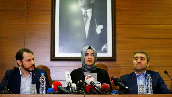 Turkey's Family and Social Affairs Minister Fatma Betul Sayan Kaya (C) speaks during a news conference at Ataturk International airport in Istanbul, Turkey, March 12, 2017. - Sputnik International