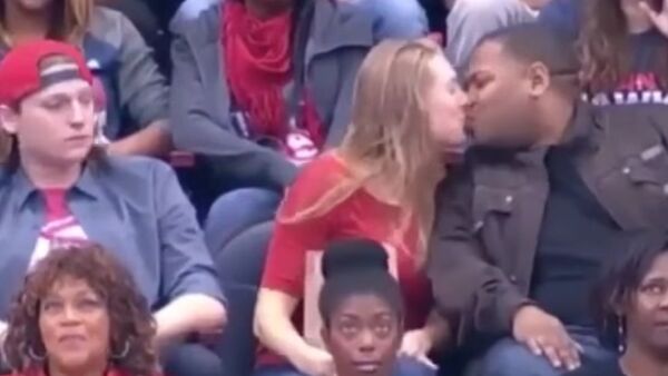 Snubbed girlfriend snogs the man next to her after her boyfriend rejects her on kiss cam - Sputnik International
