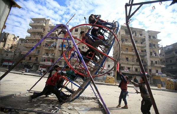 Syrian children play at the one of the street in Aleppo - Sputnik International