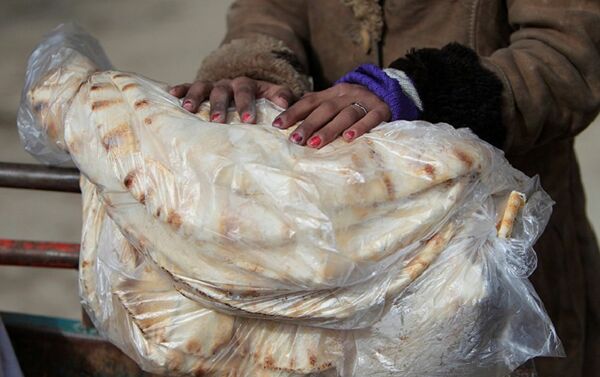Woman sells bread at the street in Aleppo - Sputnik International