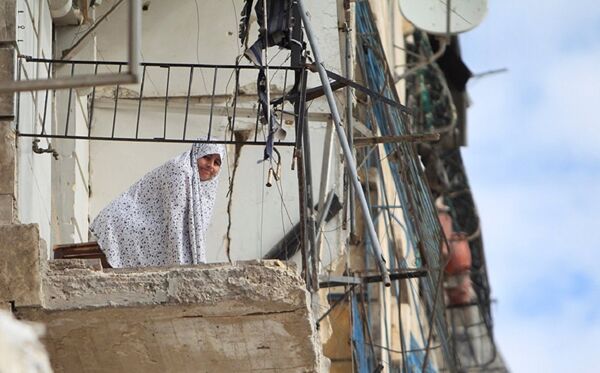 Syrian woman in her damaged home in Aleppo Syrian woman in her damaged home in Aleppo - Sputnik International