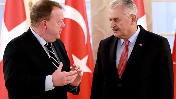 Turkish Prime Minister Binali Yildirim (R) speaking with his Danish counterpart Lars Lokke Rasmussen after a press conference following their meeting at the Cankaya Palace in Ankara. (File) - Sputnik International