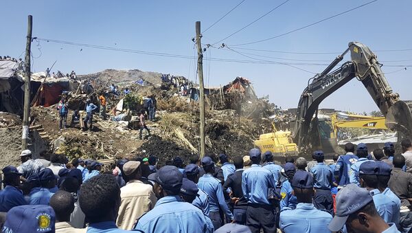 Police officers secure the perimeter at the scene of a garbage landslide, as excavators aid rescue efforts, on the outskirts of the capital Addis Ababa, Ethiopia Sunday, March 12, 2017. - Sputnik International