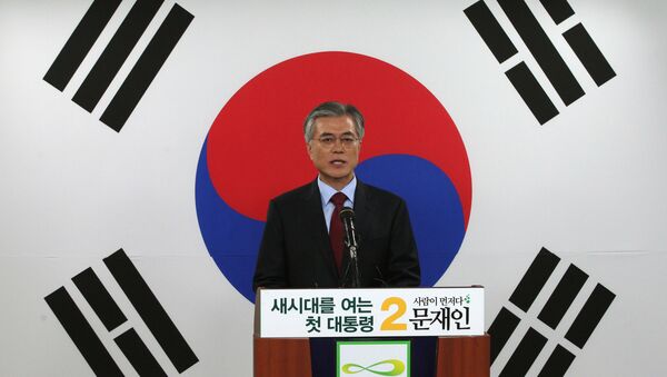 Opposition Democratic United Party's presidential candidate Moon Jae-in speaks in front of a national flag during a press conference at the party's headquarters in Seoul, South Korea. (File) - Sputnik International