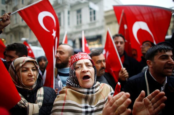 People shout slogans during a protest in front of the Dutch Consulate in Istanbul, Turkey, March 12, 2017. - Sputnik International
