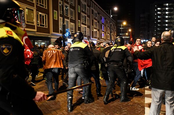 Demonstrators clash with riot police during running battles in the streets near the Turkish consulate in Rotterdam, Netherlands March 12, 2017. - Sputnik International