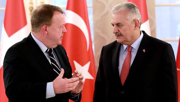 Picture taken on December 10, 2016 shows Turkish Prime Minister Binali Yildirim (R) speaking with his Danish counterpart Lars Lokke Rasmussen after a press conference following their meeting at the Cankaya Palace in Ankara. - Sputnik International