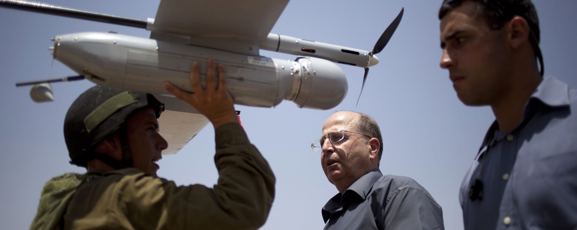 In this July 9, 2013 file photo, an Israeli soldier holds up a Skylark I (Rochev Shamayim) unmanned drone as part of a demonstration for Israel's Defense Minister Moshe Yaalon, center, in an urban warfare army training facility, near Zeelim, southern Israel. - Sputnik International, 1920, 11.05.2023
