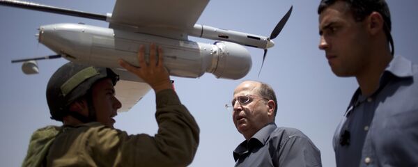 In this July 9, 2013 file photo, an Israeli soldier holds up a Skylark I (Rochev Shamayim) unmanned drone as part of a demonstration for Israel's Defense Minister Moshe Yaalon, center, in an urban warfare army training facility, near Zeelim, southern Israel. - Sputnik International