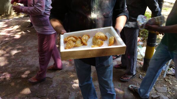 India Celebrates the Festival of Colors Holi with Joy, Revelry, Sweet Gujias - Sputnik International