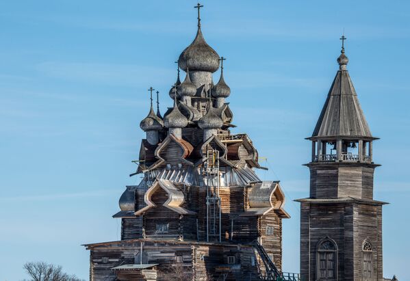 The Church of the Transfiguration and the bell tower of Kizhi churchyard in the open-air museum “Kizhi”. - Sputnik International