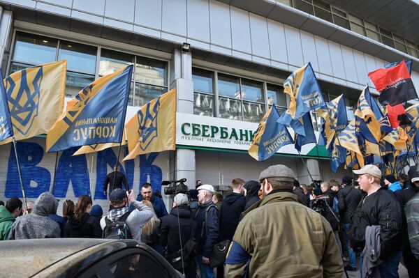 Radicals outside Russia's Sberbank central Kiev office. The radicals walled up some windows and the entrance of the office with concrete blocks. - Sputnik International