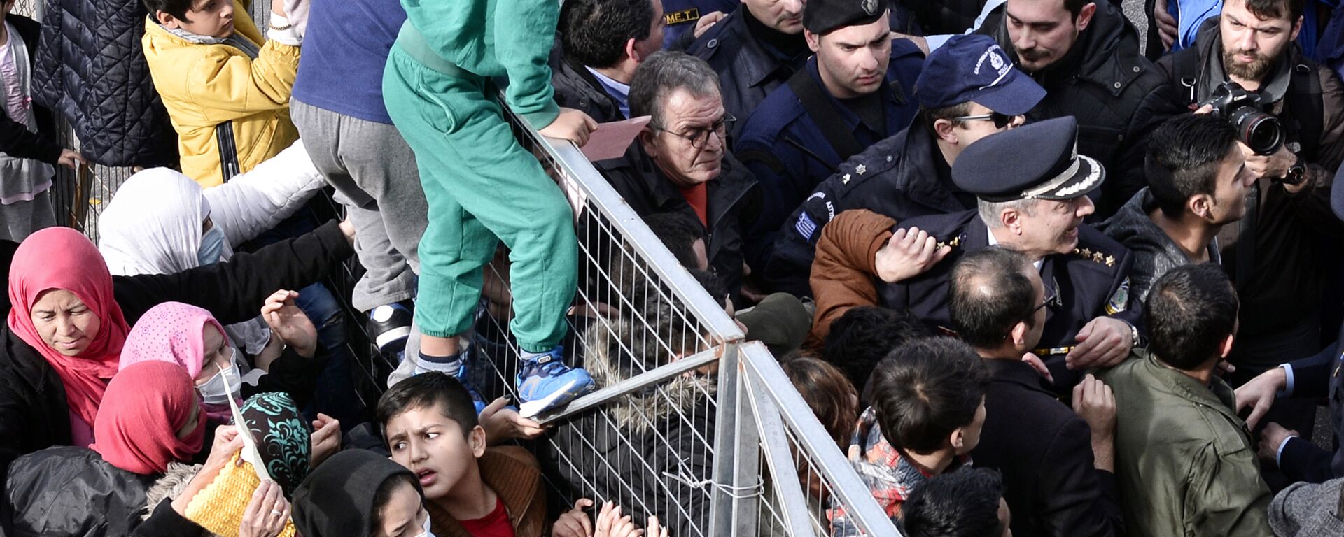 Migrants block the entrance of the Hellinikon camp in Athens in protest at poor living conditions on February 6, 2017 - Sputnik International, 1920