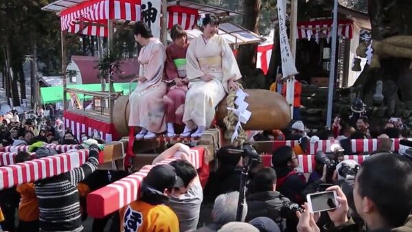 Japan's Hodare Festival: Newlywed Women Ride Giant Wooden Phallus - Sputnik International