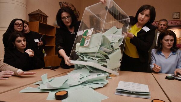 Counting ballots at a polling station in Sukhum during parliamentary election - Sputnik International