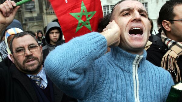 Demonstrators wave a  Moroccan flag during at Dam Square in Amsterdam, the Netherlands, Saturday, Feb, 11, 2006. - Sputnik International