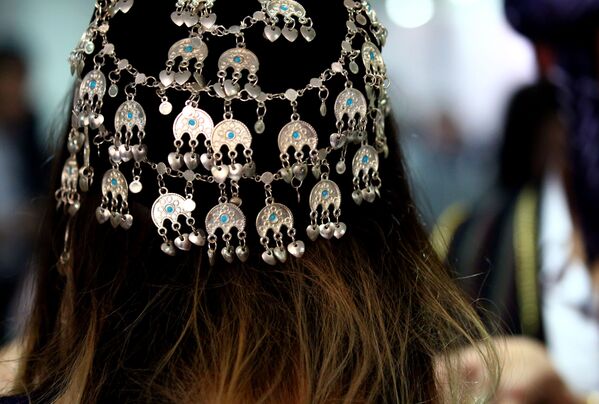 A Syrian-Kurdish model showcases a headpiece made out of silver jewelry with blue stones. - Sputnik International