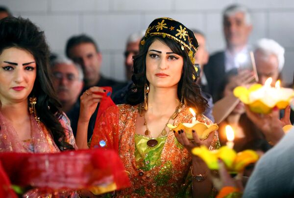 Syrian-Kurdish women present traditional Kurdish attire during a fashion show in the northeastern Syrian city of Qamishli on March 10, 2017, which coincides with the Day of Kurdish Clothing. - Sputnik International